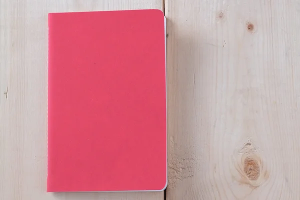 Papier makulaturowy książki na podłoże drewniane — Zdjęcie stockowe