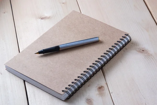 Pluma y libro sobre fondo de madera —  Fotos de Stock