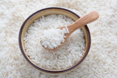 Taneli beyaz pirinç bir kase