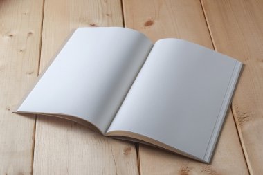 Geri dönüşümlü kağıt kitap ahşap arka plan üzerinde