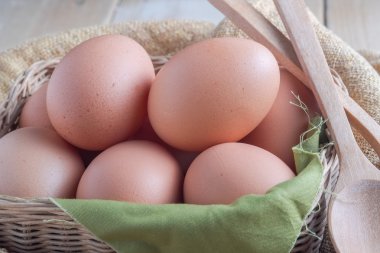 Ahşap arka plan üzerinde yumurta