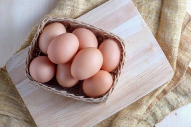 Ahşap arka plan üzerinde yumurta