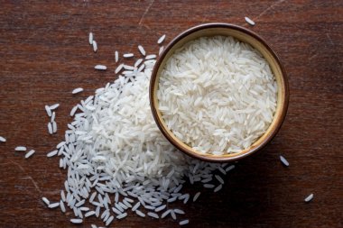 Taneli beyaz pirinç bir kase