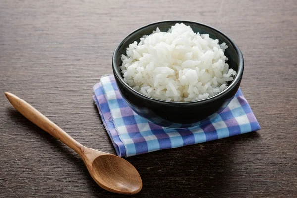 Witte rondkorrelige rijst in een kom — Stockfoto