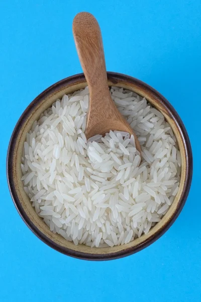 Зерно белого риса в миске — стоковое фото