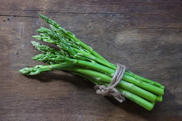 Asperges vertes fraîches pour la cuisson . — Photo