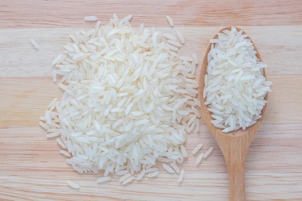 Arroz jazmín y cuchara de madera —  Fotos de Stock