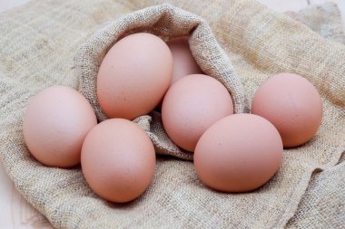 Ahşap arka plan üzerinde yumurta