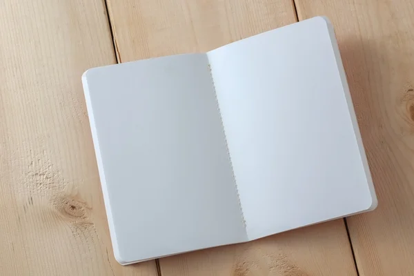 Buch aus recyceltem Papier auf Holzgrund — Stockfoto