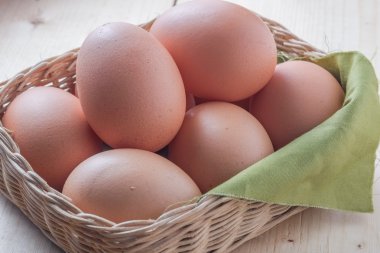 Ahşap arka plan üzerinde yumurta