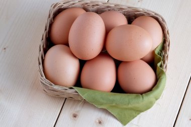 Ahşap arka plan üzerinde yumurta