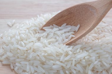 Yasemin pirinç ve tahta kaşık