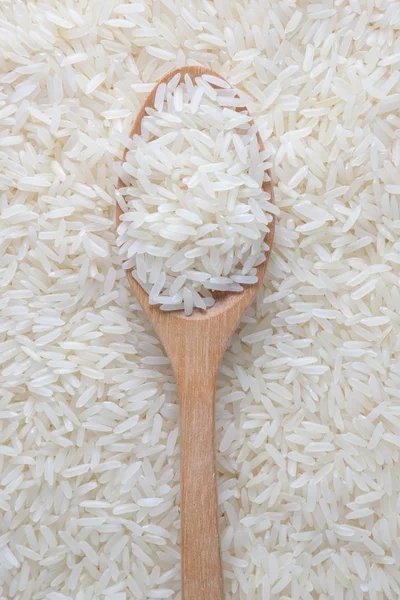 Жасминовый рис и деревянная ложка — стоковое фото