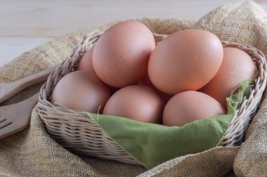 Ahşap arka plan üzerinde yumurta