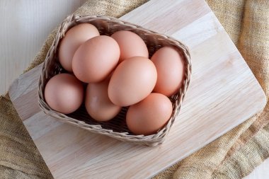 Ahşap arka plan üzerinde yumurta