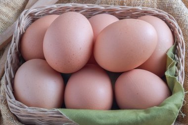 Ahşap arka plan üzerinde yumurta