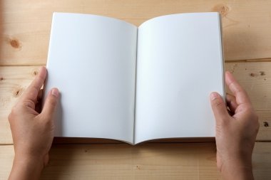 Ahşap masa kitap el ele tutuşur