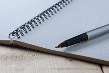 kalem ve kitap ahşap arka plan üzerinde