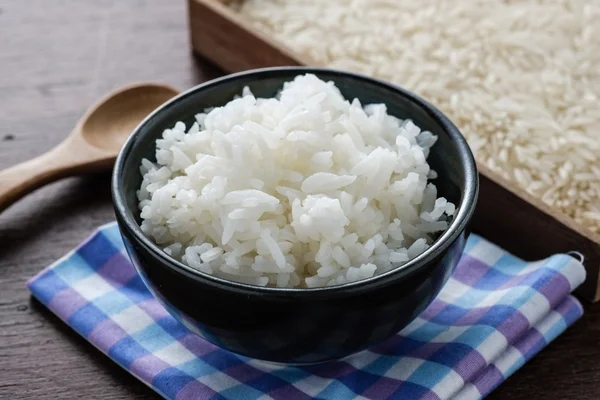 Riso bianco di grano in una ciotola — Foto Stock