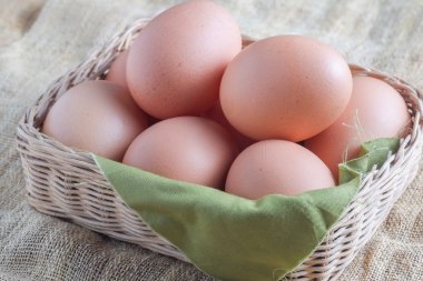 Ahşap arka plan üzerinde yumurta