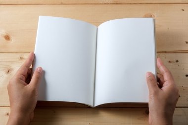 Ahşap masa kitap el ele tutuşur