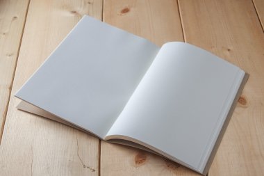 Geri dönüşümlü kağıt kitap ahşap arka plan üzerinde