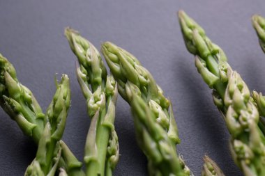 Taze yeşil kuşkonmaz yemek pişirmek için.