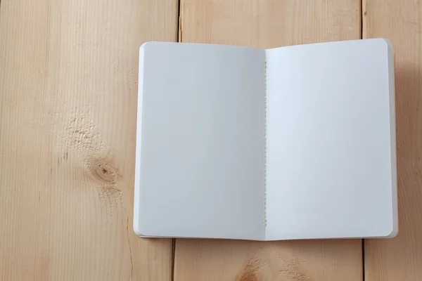 Recyklovaný papír kniha o dřevěné pozadí — Stock fotografie