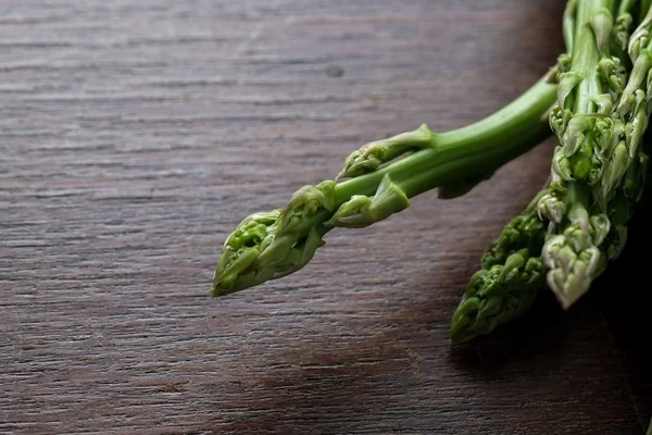 Asperges vertes fraîches pour la cuisson . — Photo