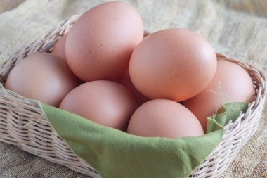 Ahşap arka plan üzerinde yumurta