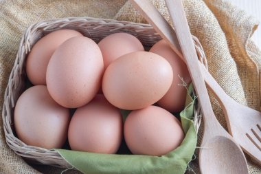 Ahşap arka plan üzerinde yumurta