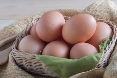 Ahşap arka plan üzerinde yumurta