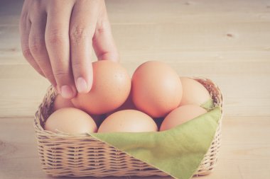 el ile filtre etkisi retro v ahşap arka plan üzerinde yumurta tutarak