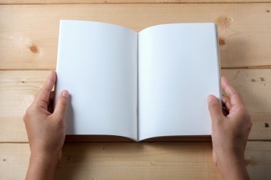 Ahşap masa kitap el ele tutuşur