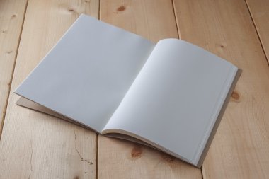 Geri dönüşümlü kağıt kitap ahşap arka plan üzerinde