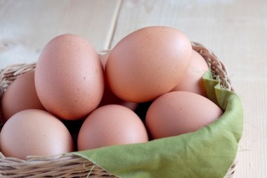 Ahşap arka plan üzerinde yumurta