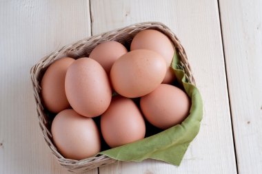 Ahşap arka plan üzerinde yumurta