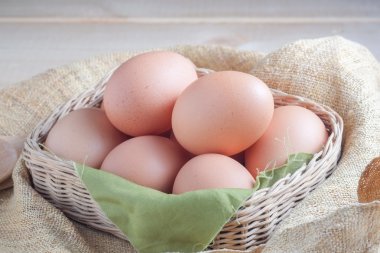 Ahşap arka plan üzerinde yumurta