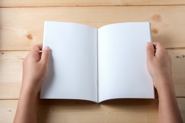 Ahşap masa kitap el ele tutuşur