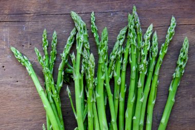Taze yeşil kuşkonmaz yemek pişirmek için.