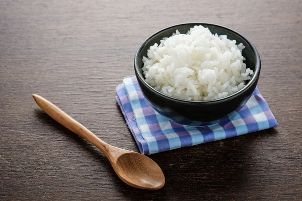 Riso bianco di grano in una ciotola — Foto Stock