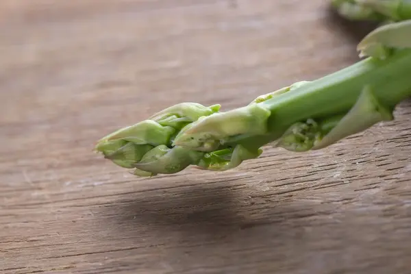 Świeże szparagi zielone do gotowania. — Zdjęcie stockowe