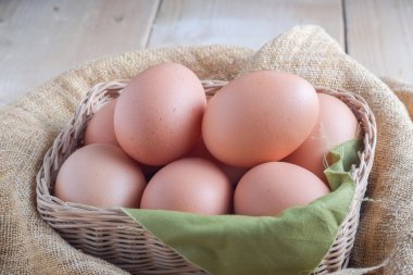 Ahşap arka plan üzerinde yumurta