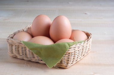 Ahşap arka plan üzerinde yumurta