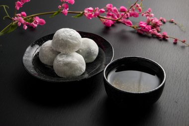 Siyah ahşap zemin üzerine Japon tatlı siyah susam daifuku