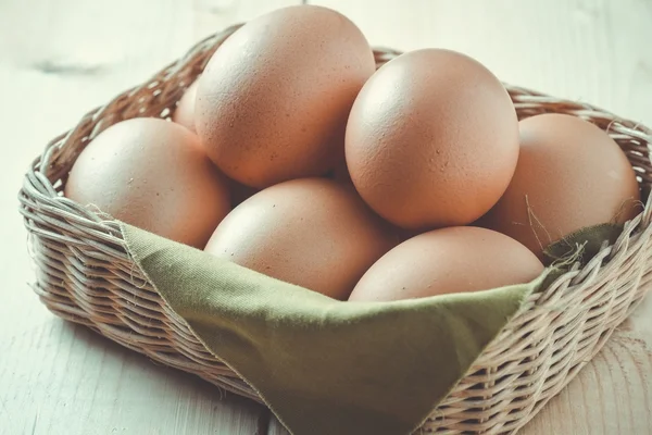 Ahşap arka plan üzerinde yumurta