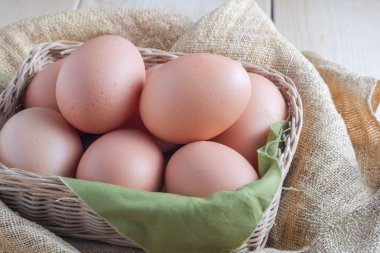 Ahşap arka plan üzerinde yumurta