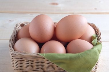 Ahşap arka plan üzerinde yumurta