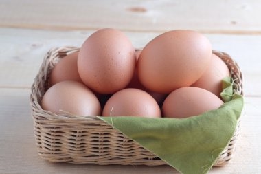 Ahşap arka plan üzerinde yumurta