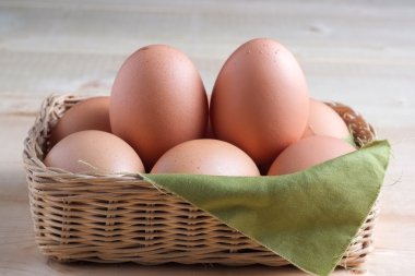 Ahşap arka plan üzerinde yumurta